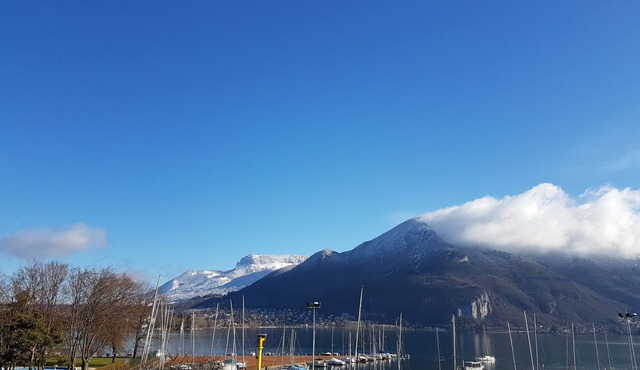 RARE LAKE VIEW apartment * Annecy 2 steps from lake, beach, old town + garage + wifi