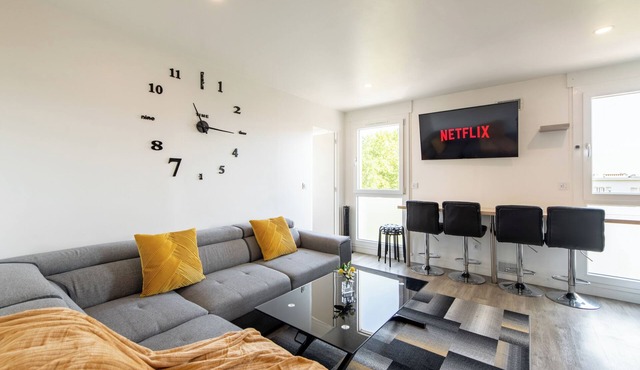 Rare! Large 4-bedroom apt. I Disney & Paris 30 min I Near Metro & Free Parking