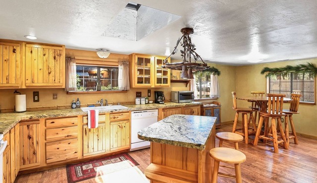 Rare, Log Cabin Treasure! Close to Grand Canyon /Now with Wi-Fi!
