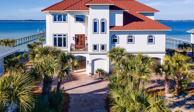 Rare Luxe Waterfront Find! Stay 4/25-4/28 or 6/14-6/21 |Huge Infinity Pool & Hot Tub |Golf Carts