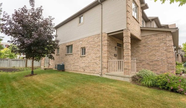 *Rare* Luxury Home w/Jacuzzi near UWO & Downtown