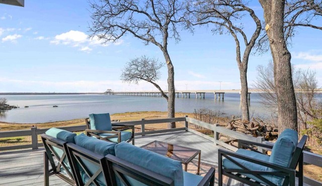 Rare Modern Beachfront Lake House on Lewisville Lake with Hot Tub, Deck & BEACH