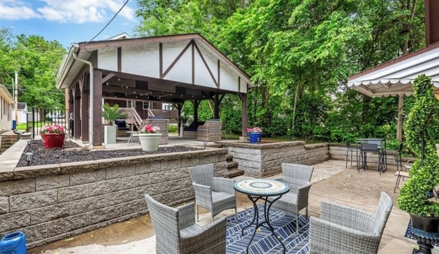 🌷RARE NEW TREASURE🌷2 Homes+Outdoor Gathering Area. Two Blocks From Main St.!