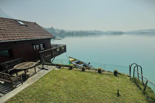 Rare petit chalet sur le lac barque à rames clim