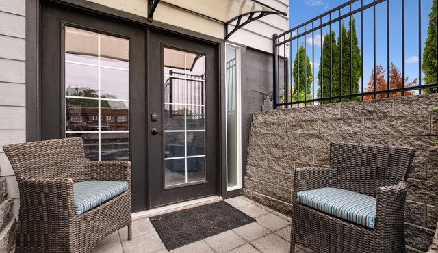 Rare Redesign Cozy & Clean Space , Quaint local DT location