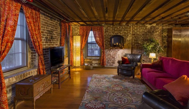 Rare River Street w/Balcony, Historic, Luxury, Affordable, 2/2, Loft STVR00088