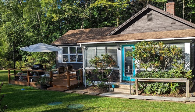 RARE SANDY BOTTOM WADE-IN LAKE WINNIPESAUKEE BEACHFRONT COTTAGE WITH DOCK