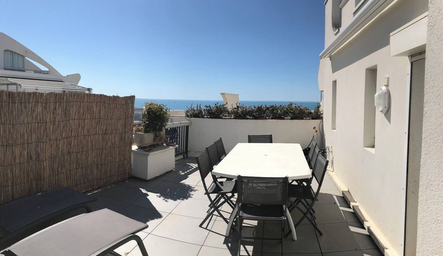 Rare Seafront la Grande Motte 4 people large terrace top floor.
