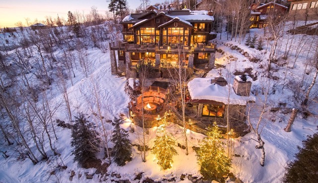 Rare Ski-in & out access onto Right 'O Way from this luxury 5 Bedroom Duplex
