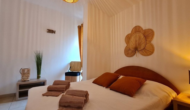 Rare villa with sea view: * pedestrian residence: heated pool, sea, maquis.