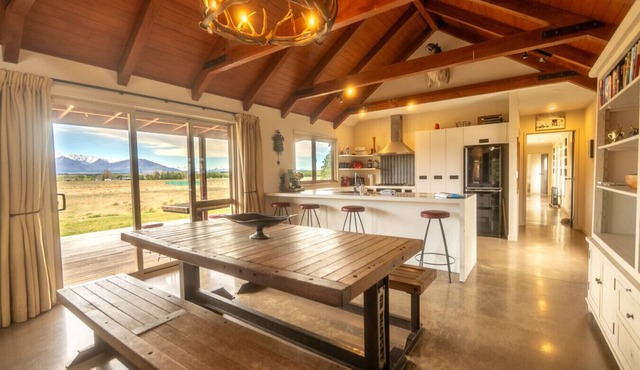 Raspberry Hut, Huge Spaces & Panoramic Views