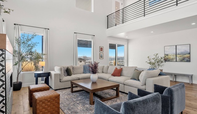 Raspberry Retreat ~ Private Hot Tub ~ Indoor Pickleball