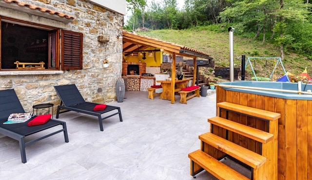 Raspor House with hot tub