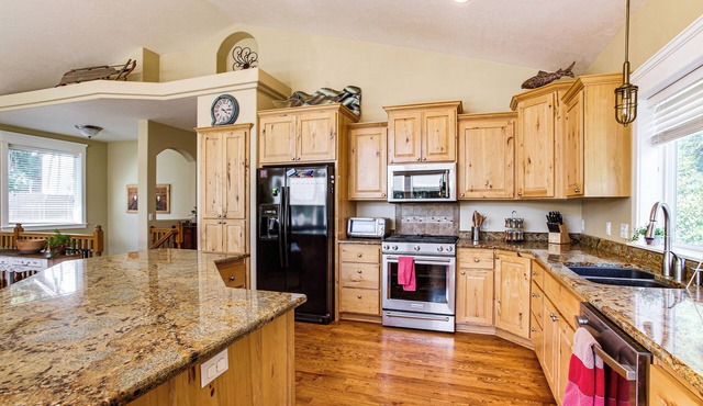 Rathdrum Home w/Hot Tub: Steps to Beach Access!