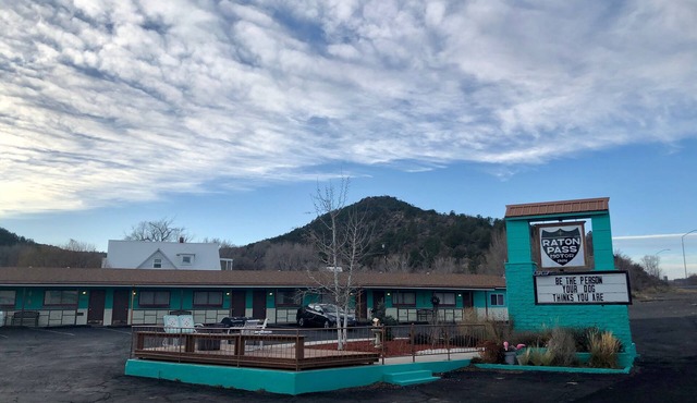 Raton Pass Motor Inn