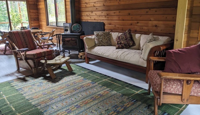 Rattlesnake Lake Area Cedar Cabin. Direct Access to Trails. Pet Friendly.