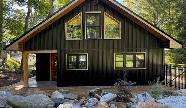 Raven Cove/Modern Lakefront Retreat