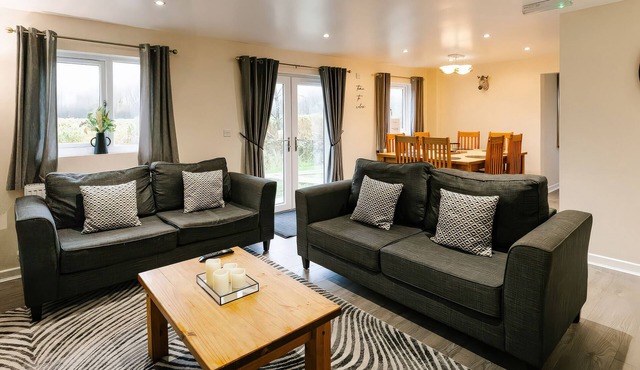 RAVEN LODGE, with hot tub in Brigg