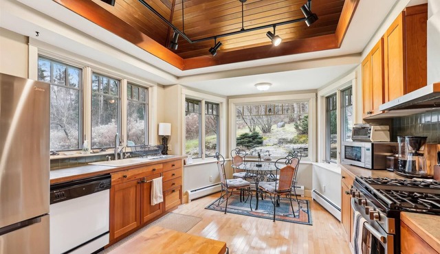 Raven's Nest: 2 br, wood fireplace, gazebo, privacy!