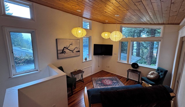 Raven's Nest: Tranquil Forest Suite 5 min to Downtown Arcata with Redwood Views
