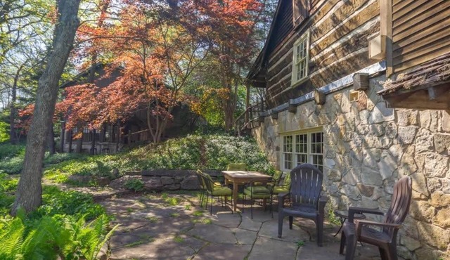 Raven's View Retreat - 1830s Cabin Overlooking Missouri River - 5 bed/3.5 bath