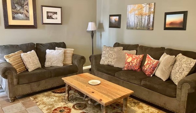 Ravens' Aspen Breeze 3rm Suite, King, living w/kitchenette, w/Fire Pit & Grill