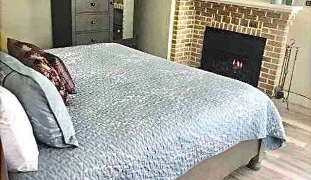 Ravens Avenue 4rm Suite on Main, king bdrm w/fireplace, patio w/grill, dog ok