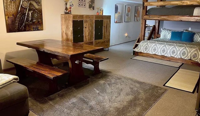 Ravens Fun Bunkhouse for up to 6, Dbl Bathroom, W/D, Patio w/Fire Pit & Grill
