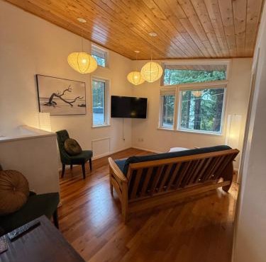 Ravens Nest Tranquil Forest Suite 5 min to Downtown Arcata with Stunning Redwood Views