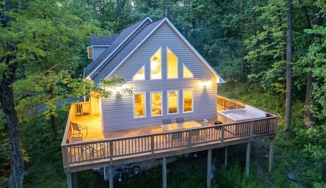 Ravens Roost-mountain views, hot tub, fireplace