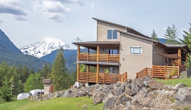 Ravenwood | Rainier View | 1 Bed, 2.5 Bath