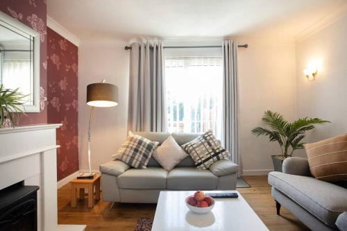 Rawmarsh House, Rotherham for contractors & Families, off-road parking, high speed wifi