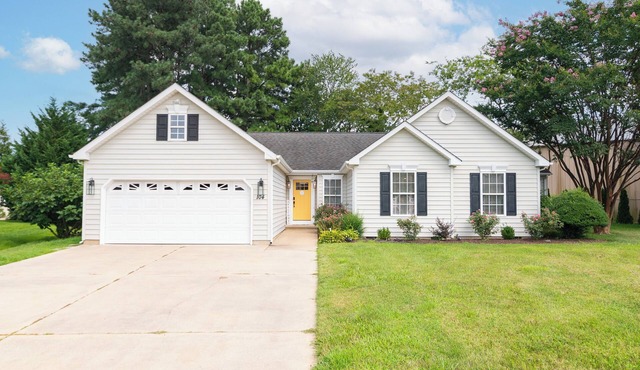 Ray of Sunshine-Dog Friendly, 4BR, furnished deck