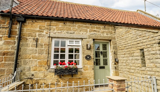 RAYGILL COTTAGE, pet friendly, with a garden in Sneaton