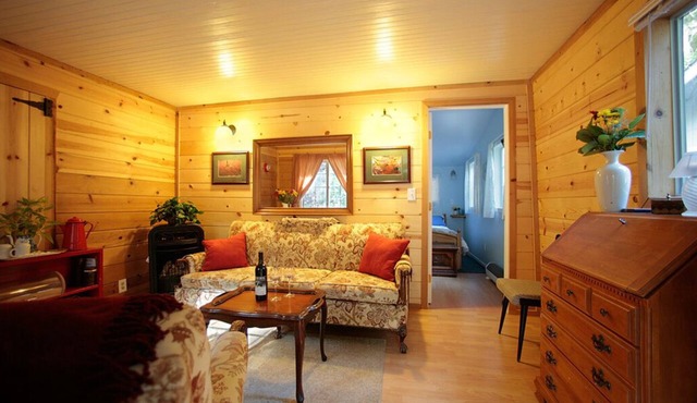 Raymond's Bakery - Gravenstein Cottage