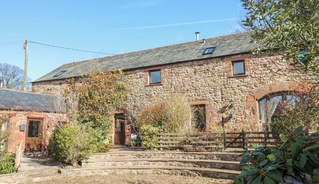 RAYSON HALL BARNS, family friendly, with open fire in Ousby
