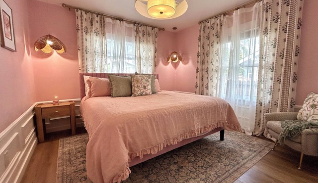 Razzle Dazzle House: Themed Historic House, Near Downtown LB! Close to LA & OC