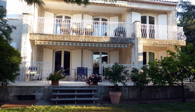 RDC illa with garden, pool, very quiet, 5 minutes from the beach. WLAN.