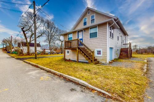 Reach for the Beach 2 Blocks to Water!