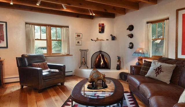 READ OUR REVIEWS! Enchanting art-filled adobe, lush gardens, easy walk to Plaza