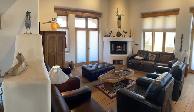 READ OUR REVIEWS! In the Historic District, Easy Walk to Plaza & Canyon Rd.
