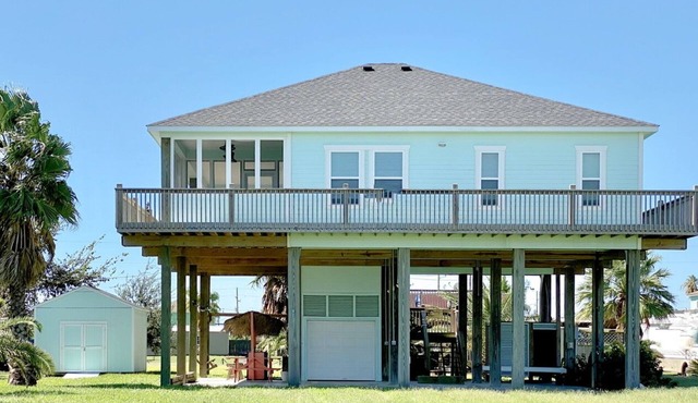 READER'S RETREAT - Close to the beach, great outdoor space with bar