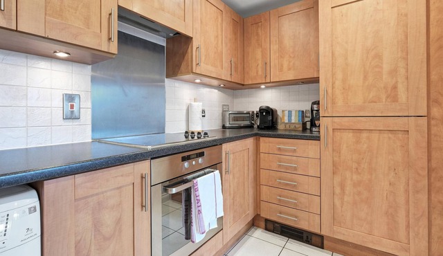 Reading Town Centre River View Serviced Apartment with 2 bedrooms, 2 bathrooms