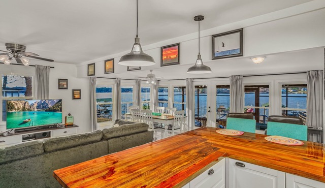 READY TO RELAX? Lake front house w/beautiful Sunsets on Lake Greenwood