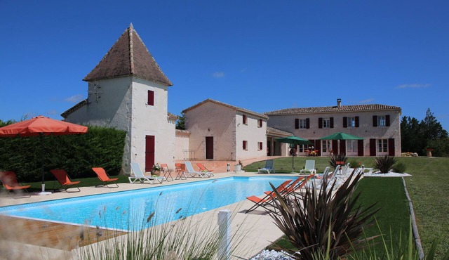Real estate complex comprising an elegant new stone property in the Quercin.n