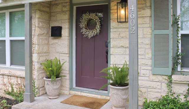 Real Home Near UT & Downtown - 3 Bed 2 Bath, Big Yard, Great Design