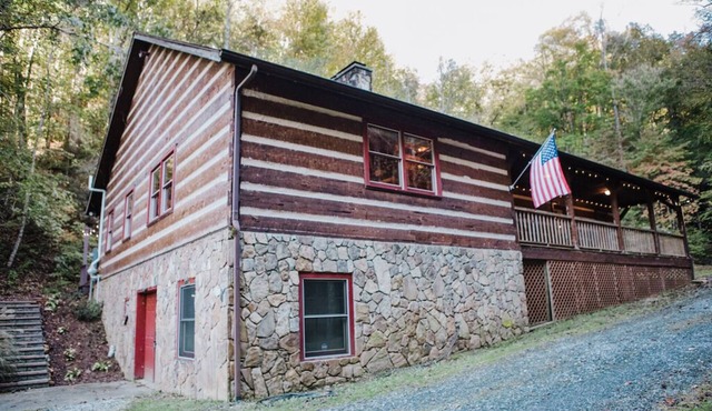 Real Log Cabin + 34 acres + Creek + Barn + Easy Access + Nantahala Forest!