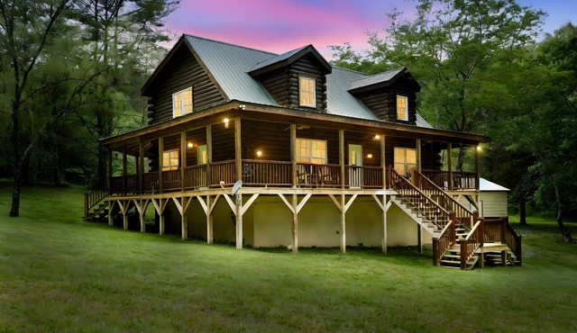Real Log Cabin in Mountain Forest! Pet Friendly, Fiber WiFi, Near Casino/Rafting