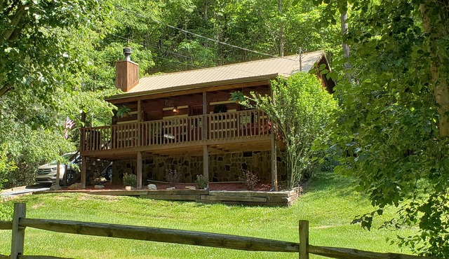 Real Log Cabin. Pet Friendly, fenced yard! Only 5 Min to Pigeon Forge