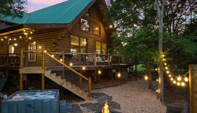 Real Log Cabin | Sleeps 32 | Forest Views/360 Deck + Games & Hot Tub